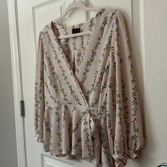 SOLD 💚 OLM Light Pink Floral Wrap Flattering Peplum Top L - Picture 2 of 11